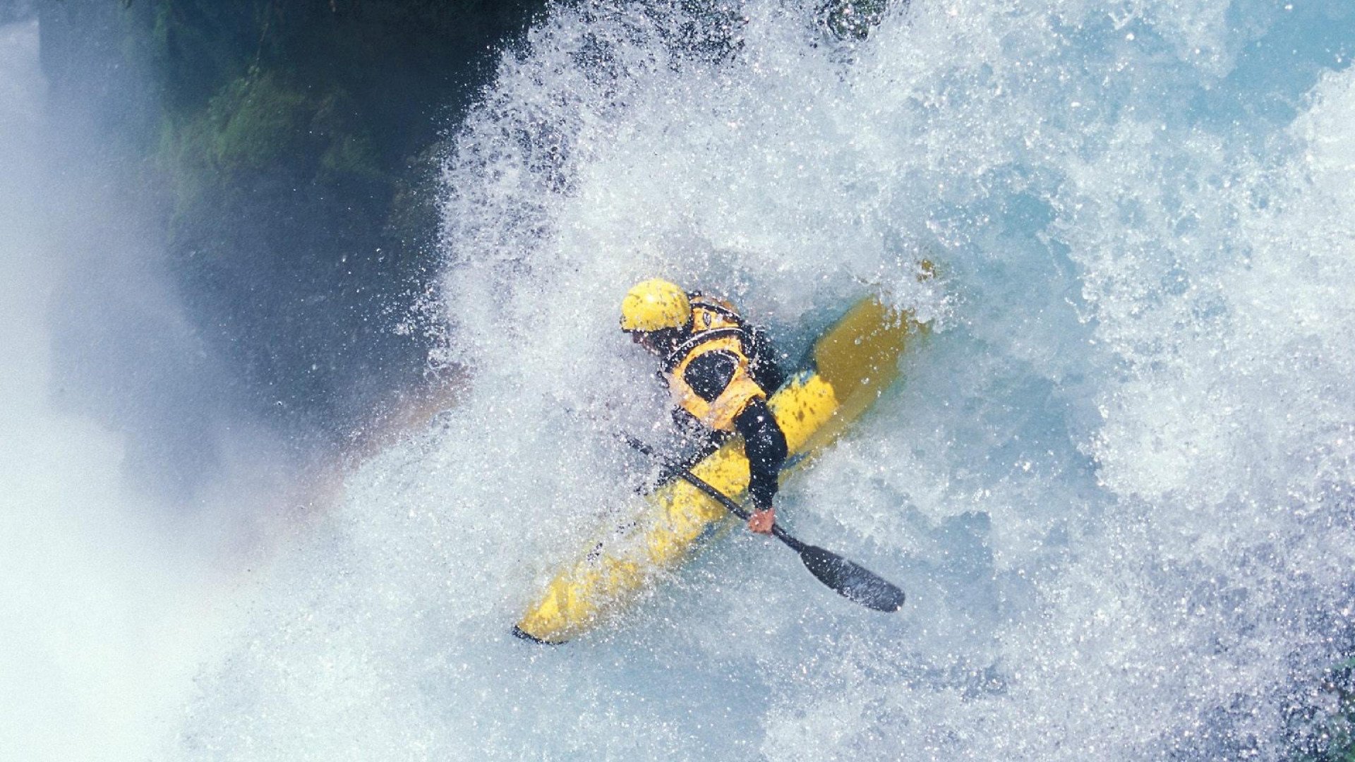 “山谷追逐：峡谷中的极速激战”，山谷峡谷河谷